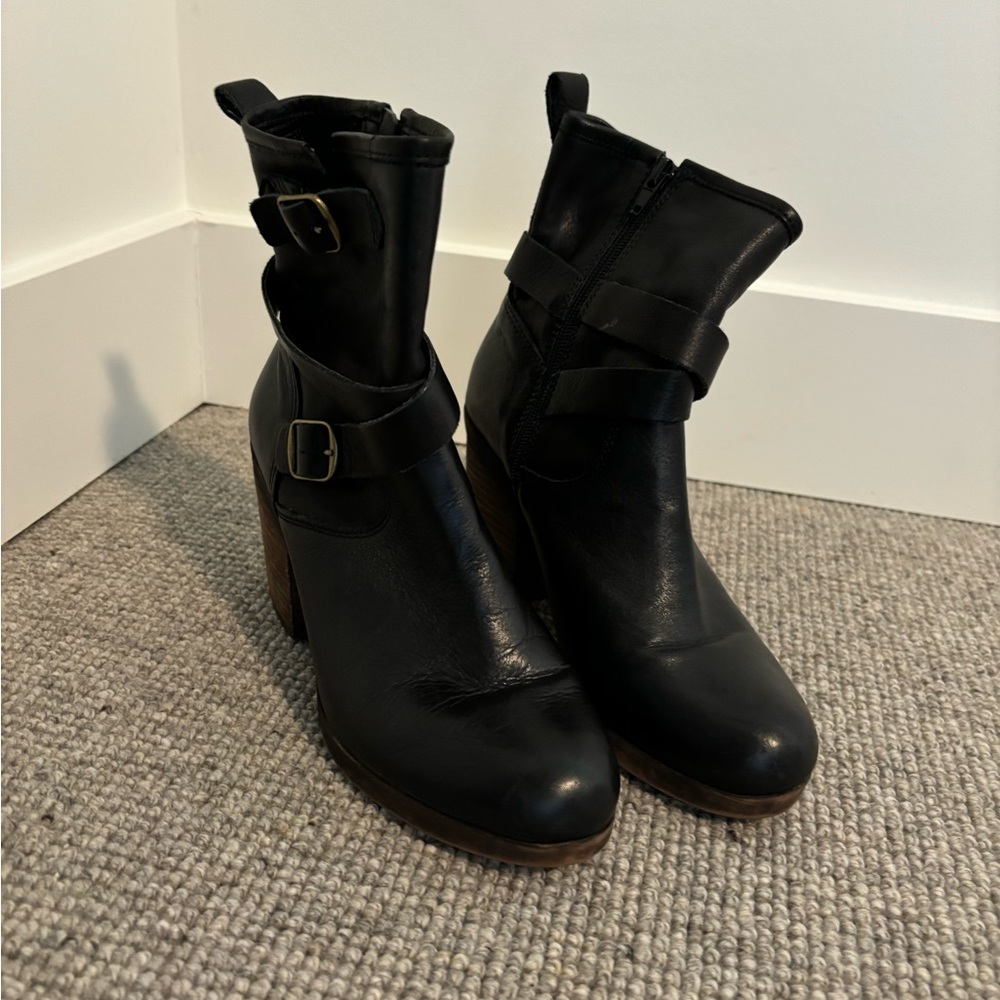 Black boots decent condition size 9.5
